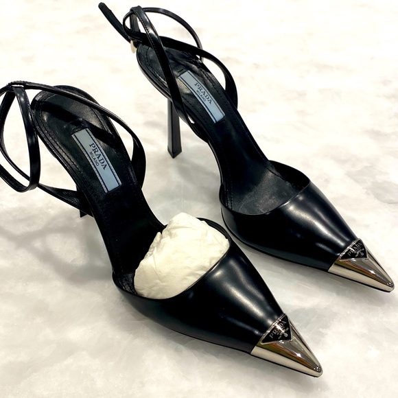 Prada
Prada Logo Plaque Pointed Toe Pumps - Picture 4 of 10